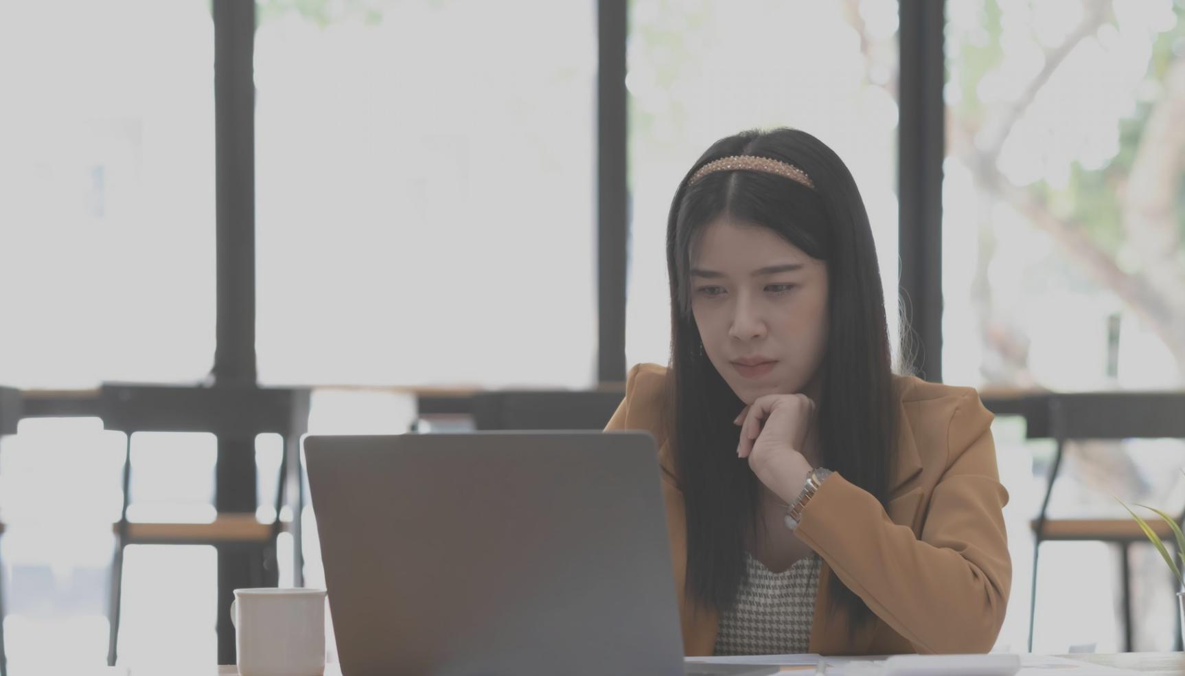 Finanzdiagramme und Berechnungen zur Inflationsanalyse